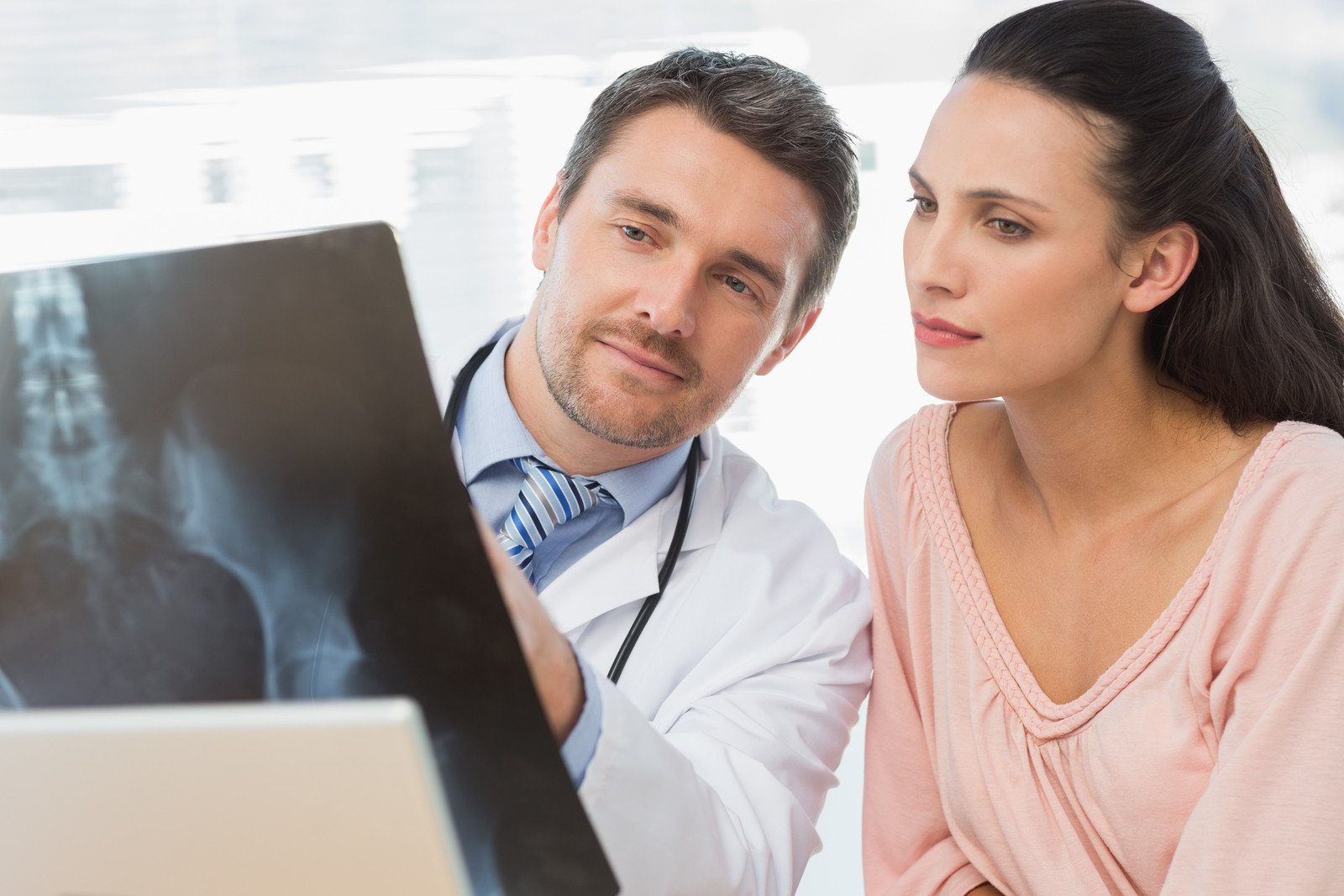 Medico spiega alla paziente